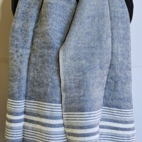 Black women's winter gloves & white/grey muffler - Picture 3 of 6